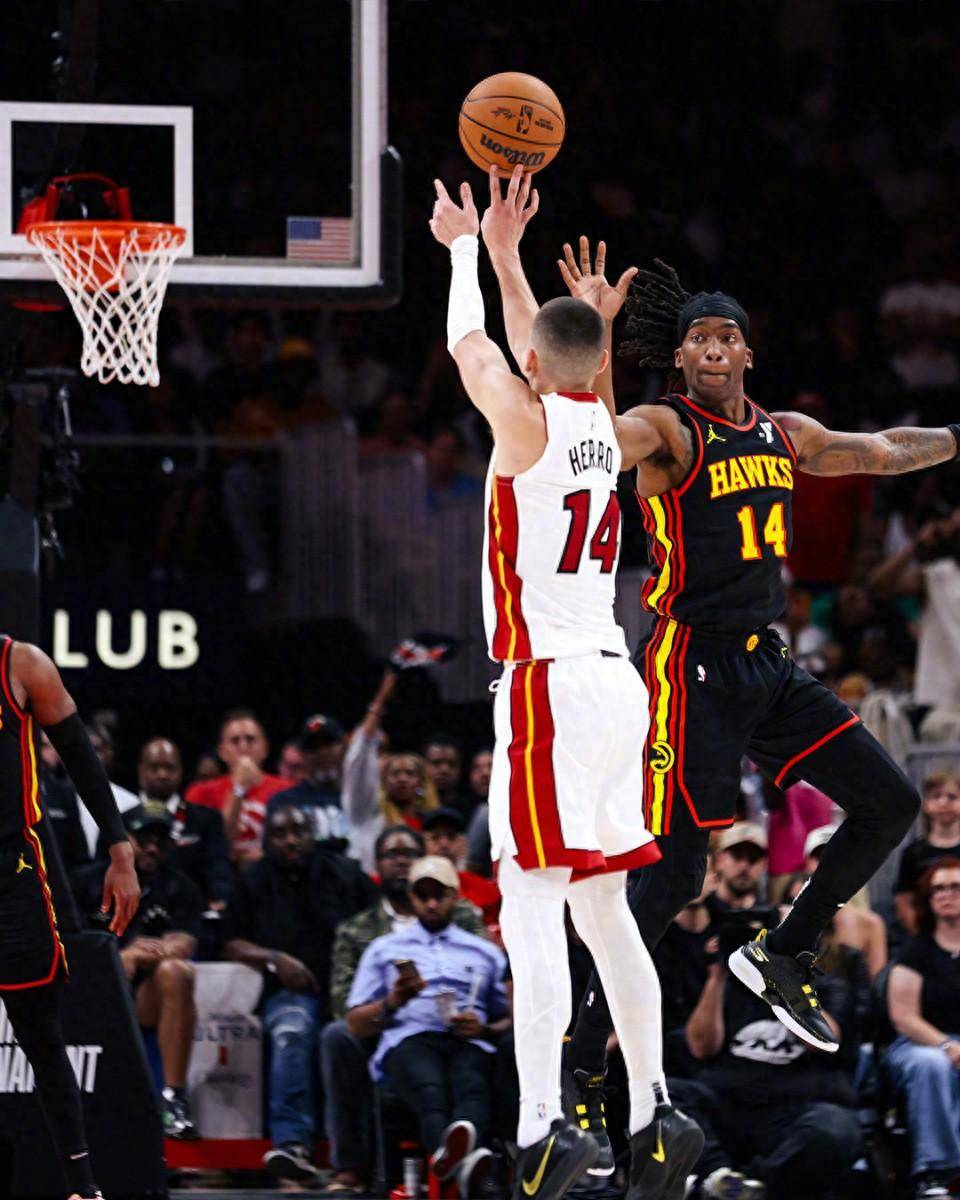 英雄联盟-转折点！曼联绝杀压哨，NBA常规赛关键时刻攻防权衡，更衣室稳定，身体对抗强度拉满的简单介绍